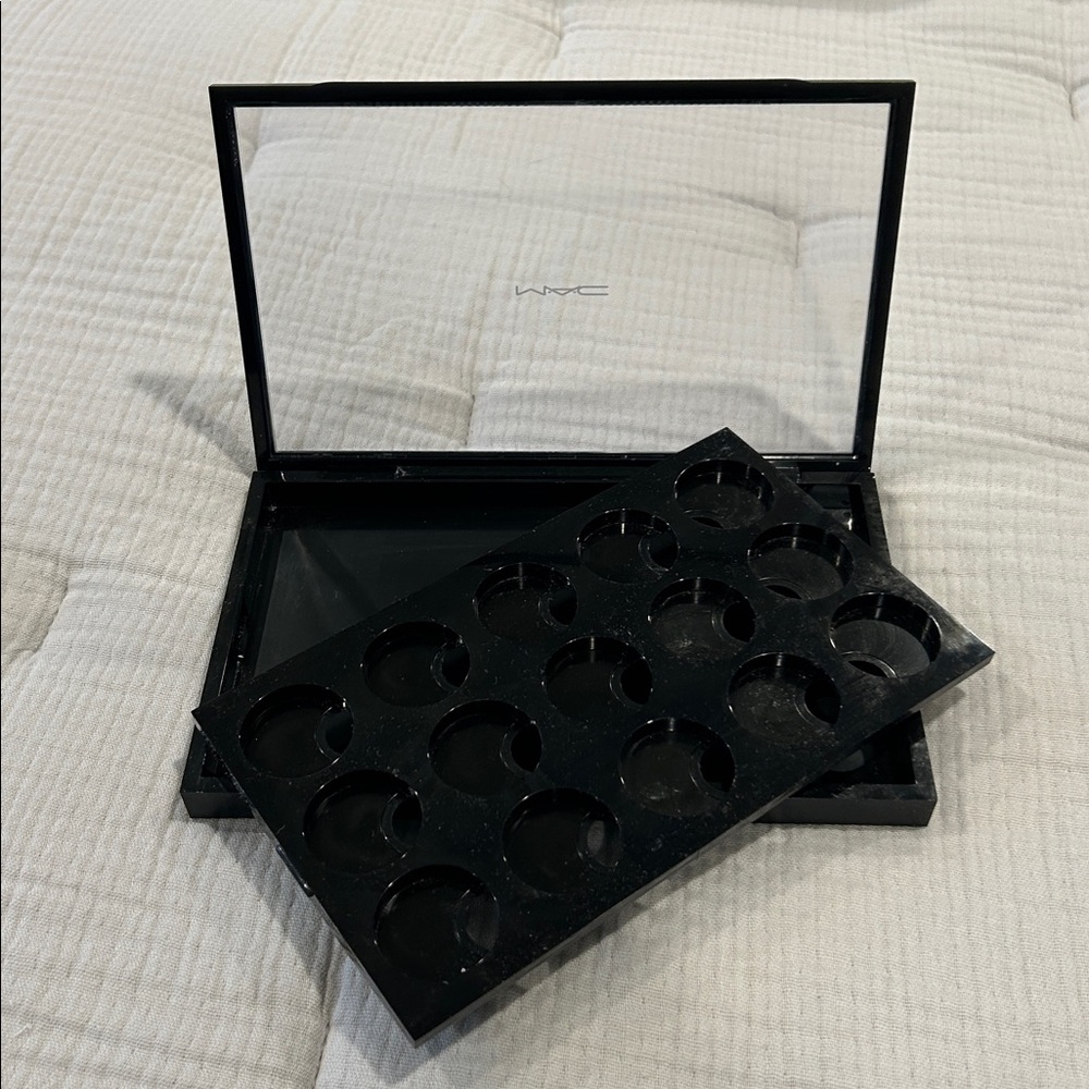 MAC Cosmetics Empty Magnetic Eyeshadow Palette Case - Black - Picture 6 of 6
